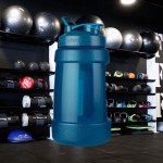 BlenderBottle Garrafa de água de meio galão, jarro de água grande Koda, 2,20 ml, azul - Imagem 2