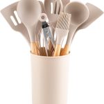 Kit com 12 Utensílios de Cozinha em Silicone com Cabo de Madeira Conjunto Completo com Suporte, Resistente ao Calor até 230°C (Bege)