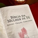 Bíblia da Mulher de Fé, NVI, Couro Soft, Lírios do Campo - Imagem 7
