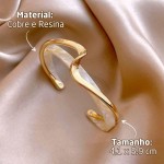 Bracelete Feminino Geométrico "Golden Wave" – Semijoia de Cobre com Acrílico, Design Moderno e Sofisticado, Look de Impacto para Festas, Eventos e Trabalho – Acompanha Bolsa de Veludo - Imagem 3