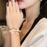 Bracelete Feminino Geométrico "Golden Wave" – Semijoia de Cobre com Acrílico, Design Moderno e Sofisticado, Look de Impacto para Festas, Eventos e Trabalho – Acompanha Bolsa de Veludo - Imagem 4