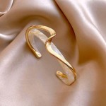 Bracelete Feminino Geométrico "Golden Wave" – Semijoia de Cobre com Acrílico, Design Moderno e Sofisticado, Look de Impacto para Festas, Eventos e Trabalho – Acompanha Bolsa de Veludo - Imagem 5