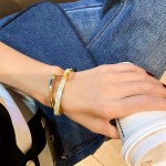 Bracelete Feminino Geométrico "Golden Wave" – Semijoia de Cobre com Acrílico, Design Moderno e Sofisticado, Look de Impacto para Festas, Eventos e Trabalho – Acompanha Bolsa de Veludo - Imagem 6