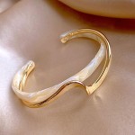 Bracelete Feminino Geométrico "Golden Wave" – Semijoia de Cobre com Acrílico, Design Moderno e Sofisticado, Look de Impacto para Festas, Eventos e Trabalho – Acompanha Bolsa de Veludo - Imagem 7