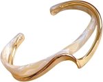 Bracelete Feminino Geométrico "Golden Wave" – Semijoia de Cobre com Acrílico, Design Moderno e Sofisticado, Look de Impacto para Festas, Eventos e Trabalho – Acompanha Bolsa de Veludo