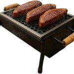 Churrasqueira Móvel Portátil, Grelha de Carvão com Base Metálica, Preta, Design Compacto para Churrasco ao Ar Livre