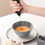 Mini Mixer Elétrico Portátil – Misturador e Batedor para Ovos, Leite, Café e Cappuccino – Fácil de Usar, Cores Sortidas, Funcionamento a Pilha – Utensílio de Cozinha Prático