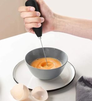Mini Mixer Elétrico Portátil – Misturador e Batedor para Ovos, Leite, Café e Cappuccino – Fácil de Usar, Cores Sortidas, Funcionamento a Pilha – Utensílio de Cozinha Prático
