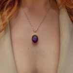 Colar Feminino Luxo "Ametista" – Prata Banhada a Ouro 18K, Pingente de Cristal Ametista e Zircônias – Joia Fina, Elegante e Sofisticada – Acompanha Bolsa de Veludo - Imagem 9