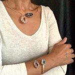 Conjunto Feminino Choker Zuri Bracelete Duplo Pedra Natural Geodo Fatiado Bege e Preto Acessórios Femininos Maxi Colar Gargantilha Cristais - Imagem 3