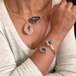Conjunto Feminino Choker Zuri Bracelete Duplo Pedra Natural Geodo Fatiado Bege e Preto Acessórios Femininos Maxi Colar Gargantilha Cristais - Imagem 4
