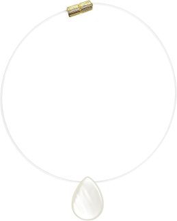 Colar Choker Feminino Fio de Nylon 45cm, Gargantilha, com Pingente em Formato de Gota de Madrepérola com 1,5cm x 1,0cm, e Fecho Rosqueável Folheado a Ouro Dourado, Peça Delicada e Sutil, Semijoias Finas para Mulheres Elegantes e de Bom Gosto.