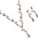 Conjunto Feminino "Flora" Colar e Brincos Banhado a Ouro com Zircônia – Elegância, Estilo Moderno e Sofisticação – Acompanha Bolsa de Veludo