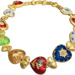 Gargantilha Feminina "Roda da Fortuna" com Pingente Sagrado Coração – Estilo Medieval, Luxo Atemporal e Fé – Material Cobre – Acompanha Bolsa de Veludo