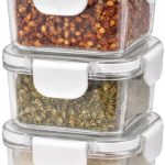 Kit 3 Mini Potes Herméticos Quadrado Plástico Transparente 60ml 6,7x5,7x4,4cm Tampa c/Trava de Segurança, Organizador de Alimentos, Porta Mantimentos Empilháveis, Reutilizáveis e Atóxico Livre BPA