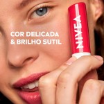 NIVEA Hidratante Labial Cereja Shine 4,8g, Hidratação Intensa 24h, Cor Suave, Brilho Delicado, Cuidado Diário, Manteiga de Karité - Imagem 3