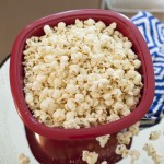 Nordic Ware Pipoqueira de micro-ondas, vermelha, 12 xícaras - Imagem 2