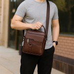 Bolsa Tiracolo Masculina Couro Sintético PU Crossbody Transversal Ombro Mão Casual Executiva Trabalho Viagem Compacta Alça Ajustável Vintage Elegante - Imagem 3