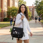 Bolsa mensageiro feminina grande com alça transversal, estilo escolar, com patches e opção com ursinho – bolsa de ombro espaçosa para faculdade e dia a dia. - Imagem 2