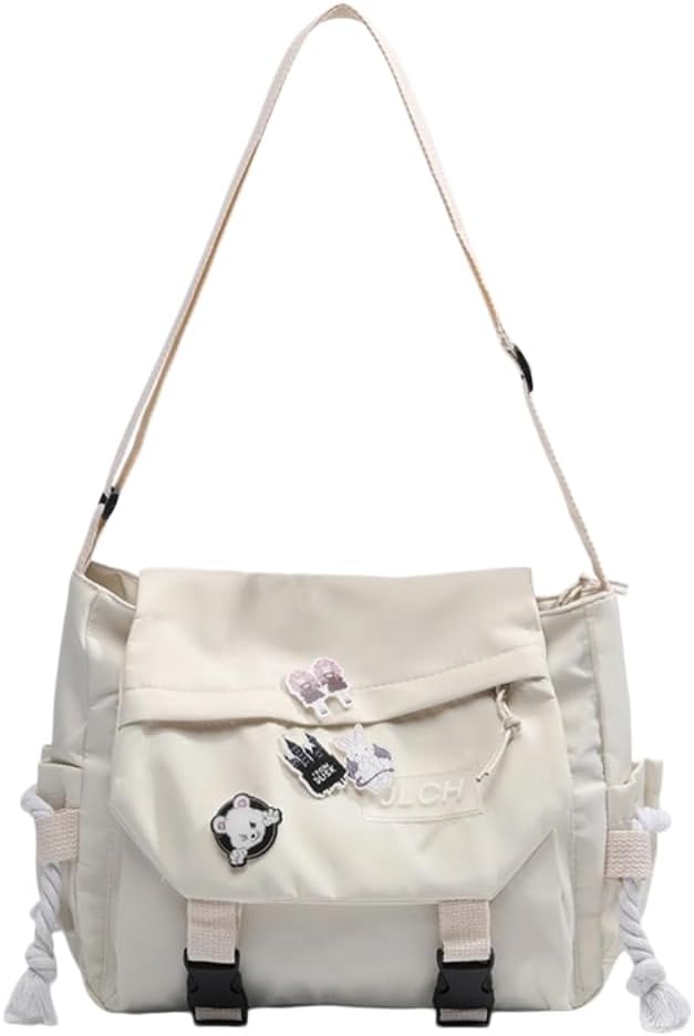 Bolsa-mensageiro-feminina-grande-com-alca-transversal-estilo-escolar-com.jpg Bolsa mensageiro feminina grande com alça transversal, estilo escolar, com patches e opção com ursinho – bolsa de ombro espaçosa para faculdade e dia a dia.