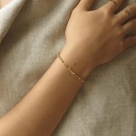 Pulseira Feminina Mariana "Magnificat" em Aço Inoxidável Banhada a Ouro 18K com Medalha de Guadalupe e Crucifixo – Fé, Elegância e Minimalismo – Acompanha Bolsa de Veludo - Imagem 4