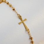 Pulseira Feminina Mariana "Magnificat" em Aço Inoxidável Banhada a Ouro 18K com Medalha de Guadalupe e Crucifixo – Fé, Elegância e Minimalismo – Acompanha Bolsa de Veludo - Imagem 6