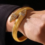 Pulseira Feminina Elástica Dourada em Titânio com Cristais Geométricos Triangulares - Imagem 7
