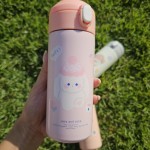 Garrafa Térmica Escolar Vacuum Cup Inox Infantil Kids Bebe Criança Ovelha Ovelhinha Cachorro Cachorrinho Coelho Coelhinho Urso Ursinho Cuttie kawai 380 ml- TYDA (ROSA) - Imagem 7