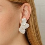 Brinco Folheado Durabilidade com Madrepérola Esmaltada - Brinco Pétala Floral de Luxo Nobre e Resistência(Meia pétala branca) - Imagem 4