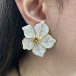 Brinco Folheado Durabilidade com Madrepérola Esmaltada - Brinco Pétala Floral de Luxo Nobre e Resistência(Meia pétala branca) - Imagem 6