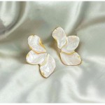 Brinco Folheado Durabilidade com Madrepérola Esmaltada - Brinco Pétala Floral de Luxo Nobre e Resistência(Meia pétala branca) - Imagem 7