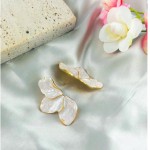 Brinco Folheado Durabilidade com Madrepérola Esmaltada - Brinco Pétala Floral de Luxo Nobre e Resistência(Meia pétala branca) - Imagem 8