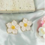Brinco Folheado Durabilidade com Madrepérola Esmaltada - Brinco Pétala Floral de Luxo Nobre e Resistência(Meia pétala branca) - Imagem 9