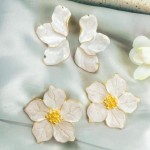 Brinco Folheado Durabilidade com Madrepérola Esmaltada - Brinco Pétala Floral de Luxo Nobre e Resistência(Flor madrepérola) - Imagem 3