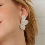 Brinco Folheado Durabilidade com Madrepérola Esmaltada - Brinco Pétala Floral de Luxo Nobre e Resistência(Flor madrepérola) - Imagem 5