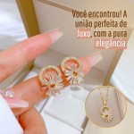 Conjunto Feminino "Floral Charm" – Colar 40cm + 5cm Ajustáveis e Brincos 2.8cm x 1.5cm – Cobre com Zircônia, Elegante e Sofisticado – Acompanha Bolsa de Veludo - Imagem 3