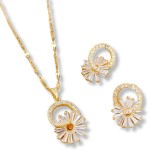Conjunto Feminino "Floral Charm" – Colar 40cm + 5cm Ajustáveis e Brincos 2.8cm x 1.5cm – Cobre com Zircônia, Elegante e Sofisticado – Acompanha Bolsa de Veludo