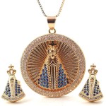 Conjunto Feminino "Nossa Senhora Aparecida" – Colar e Brincos Banhados a Ouro 18K com Zircônias, Simbolismo Religioso e Fé – Acompanha Bolsa de Veludo