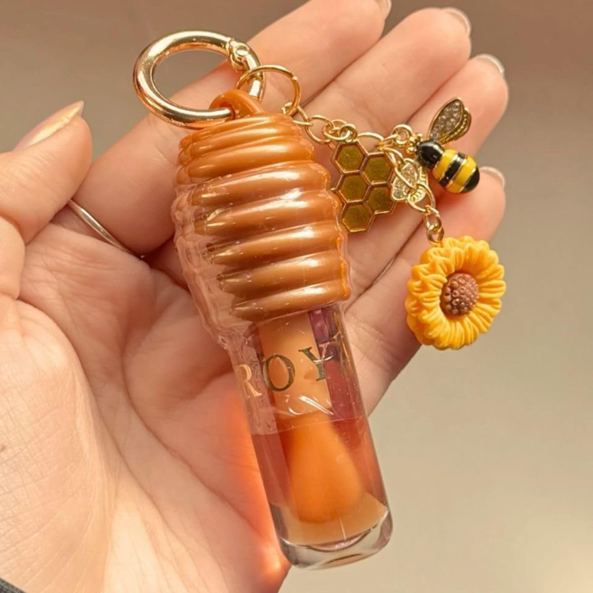 LIP-HONEY-GLOSS-COM-AROMA-DE-MEL-CHAVEIRO-GIRASSOL-E.jpg LIP HONEY GLOSS COM AROMA DE MEL CHAVEIRO GIRASSOL E ABELHA GLOSS CHAVEIRO INFLUENCER TENDÊNCIA HIDRATANTE