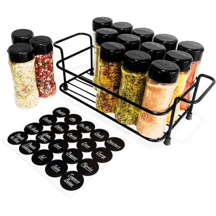 Suporte Cesto Ferro com Alça + 15 Potes Tempero 130ml de Plástico para Condimentos Especiarias Temperos com Tampa Dosadora Dupla + Adesivos
