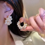 Brinco Feminino Argola "Floral Elegante" em Aço Inoxidável 2.2 cm x 3.6 cm – Acompanha Bolsa de Veludo - Imagem 4
