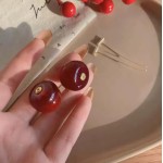 Brincos Elegantes em Forma de Cereja, Pingente Longo Vermelho Brilhante, Decorativo para Mulheres, Design Minimalista Dourado - Imagem 3