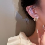 Brinco Feminino de Luxo Flor "Opal Gem" – Cristal de Opala Branca Natural Esculpida à Mão – Elegância e Sofisticação Atemporal – Acompanha Bolsa de Veludo - Imagem 4