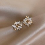 Brinco Feminino de Luxo Flor "Opal Gem" – Cristal de Opala Branca Natural Esculpida à Mão – Elegância e Sofisticação Atemporal – Acompanha Bolsa de Veludo - Imagem 5