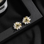 Brinco Feminino de Luxo Flor "Opal Gem" – Cristal de Opala Branca Natural Esculpida à Mão – Elegância e Sofisticação Atemporal – Acompanha Bolsa de Veludo - Imagem 9