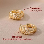 Brinco Feminino Argolinha "Passionné" com Corações Cravejados – Aço Inoxidável Antialérgico, Zircônias Cúbicas, Design Romântico e Delicado 2x1,5cm – Acompanha Bolsa de Veludo - Imagem 3