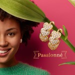 Brinco Feminino Argolinha "Passionné" com Corações Cravejados – Aço Inoxidável Antialérgico, Zircônias Cúbicas, Design Romântico e Delicado 2x1,5cm – Acompanha Bolsa de Veludo - Imagem 4