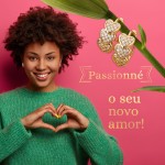 Brinco Feminino Argolinha "Passionné" com Corações Cravejados – Aço Inoxidável Antialérgico, Zircônias Cúbicas, Design Romântico e Delicado 2x1,5cm – Acompanha Bolsa de Veludo - Imagem 6