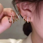 Brinco Ear Cuff Feminino em Aço Inoxidável com "Strass" – Semijoia Moderna, Leve e Elegante, Estilo Contemporâneo sem Necessidade de Furo – Dourado – Acompanha Bolsa de Veludo - Imagem 4