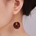Brinco Feminino Cereja "Cherry" Par em Formato de Cereja Banhado a Ouro 14K – Design Delicado, Elegante e Estilo Moderno - Imagem 4